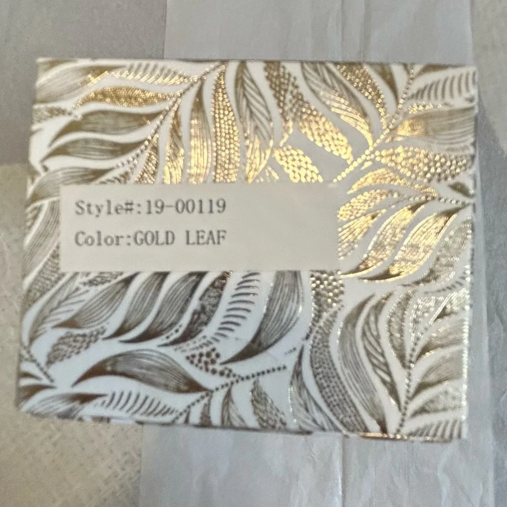 Vince Camuto luxury beauty collection, Duo Face Brush with Gold Accents